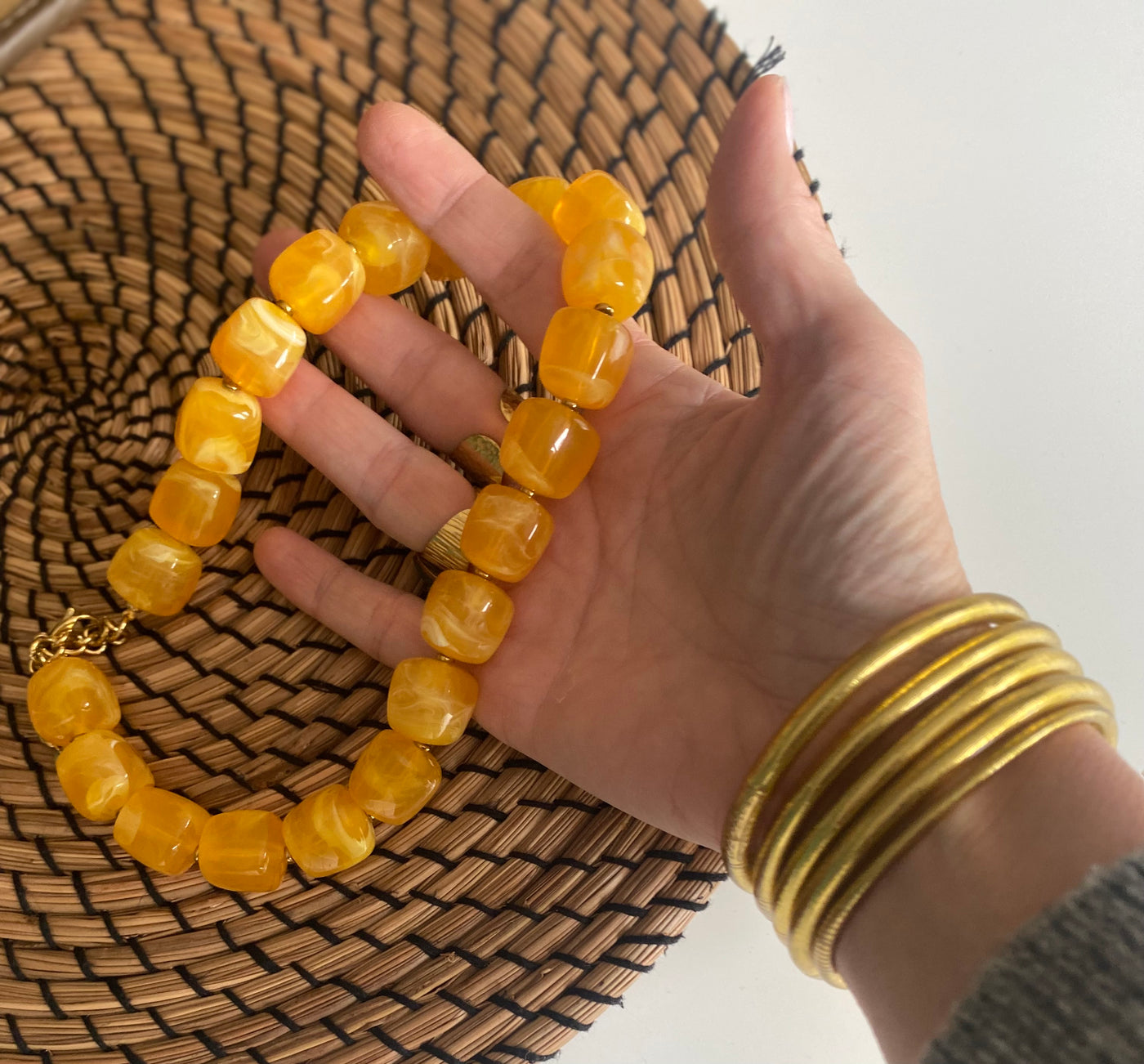 Collier en perles de résine Doré-jaune
