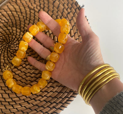 Collier en perles de résine Doré-jaune