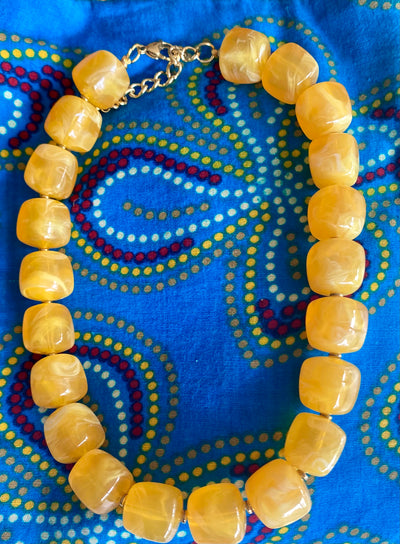 Collier en perles de résine Doré-jaune