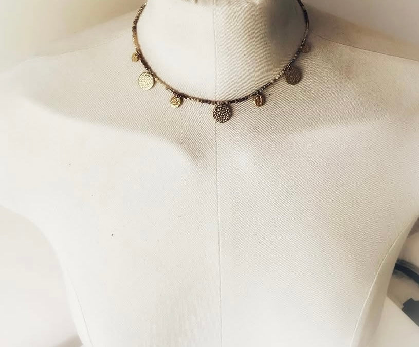 Collier avec ses pampilles martelées