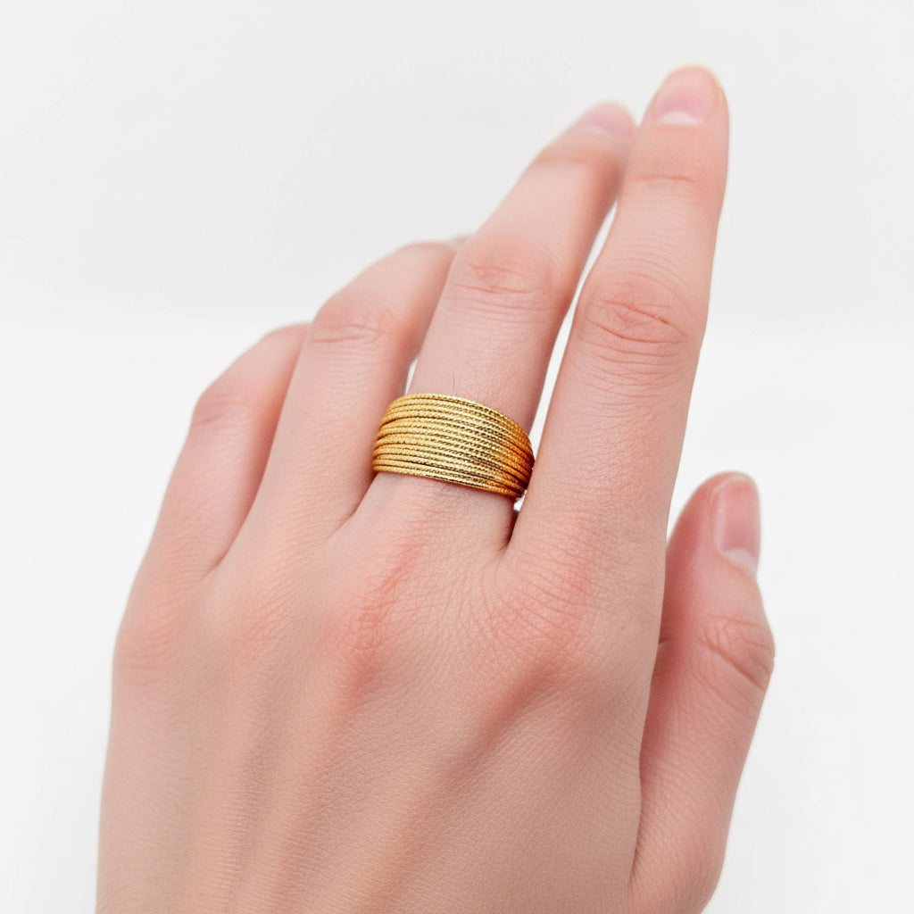Bague Cassia – Multi-Rangs Dorés en Acier Inoxydable